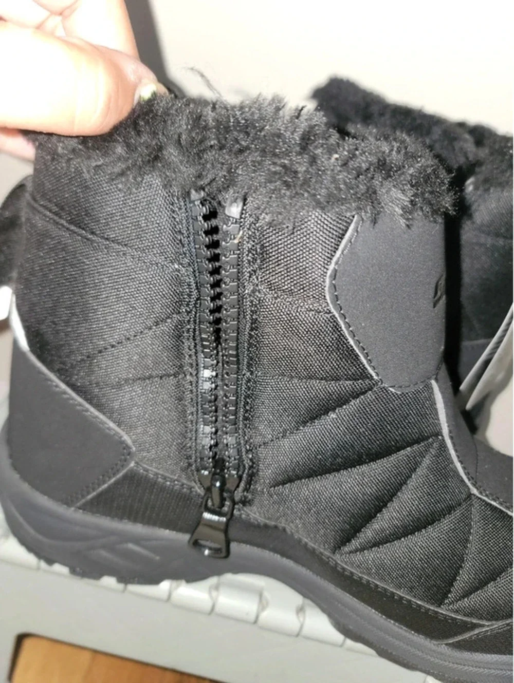 Mens size 10 snow boots